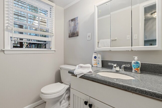 Building Photo - 710 SE Maynard Rd