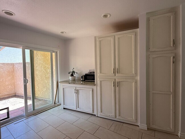 Building Photo - Beautiful 3BD/3BA Townhome in Carlsbad