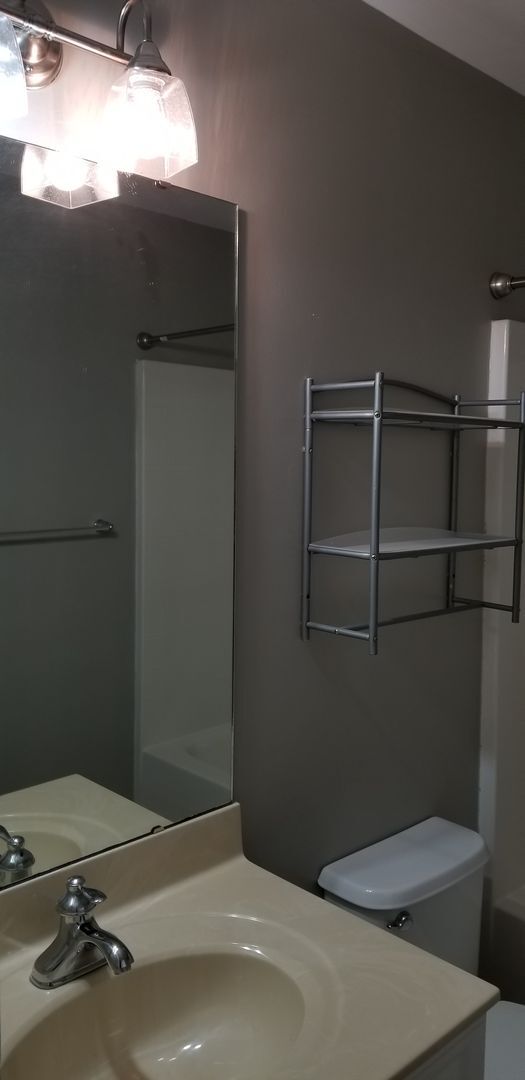 Building Photo - Townhome in great location!