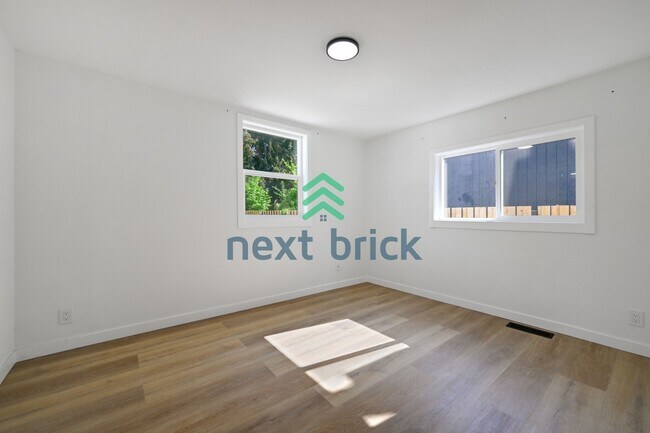 Building Photo - 215 S 107th St