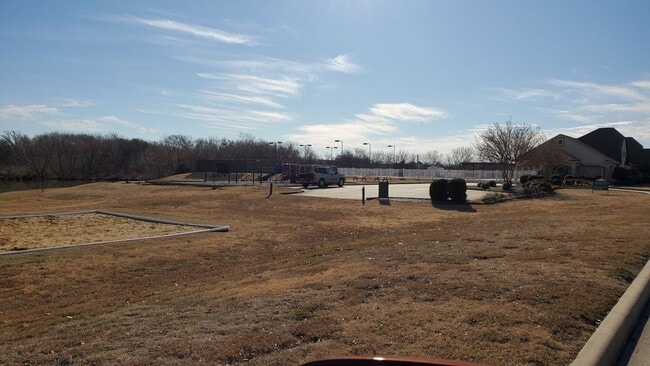 Building Photo - 1621 Colonial Dr