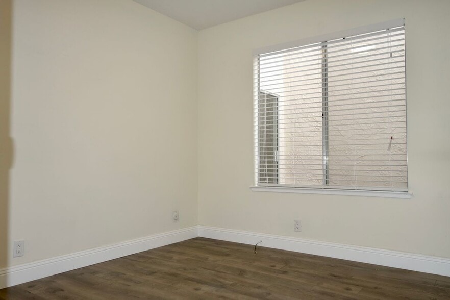 Building Photo - 112 Marchbanks Ct
