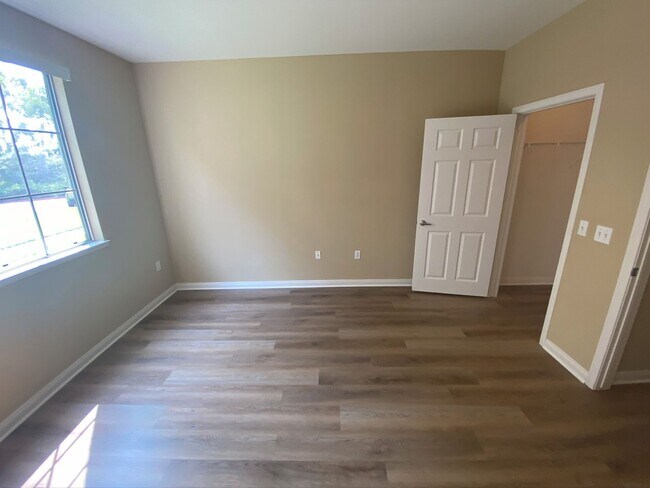 Building Photo - r0299