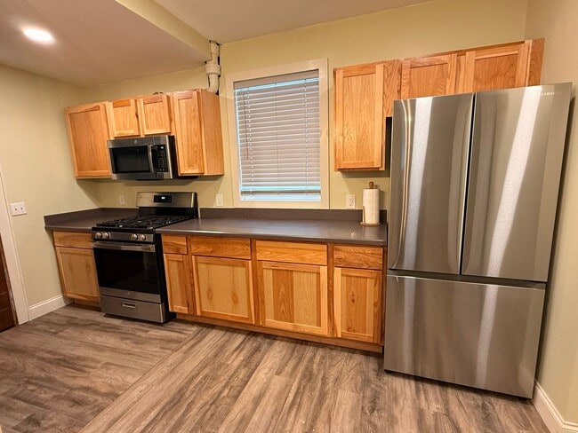 Building Photo - 3 Bedroom 2 1/2 Bathroom with one car detached garage