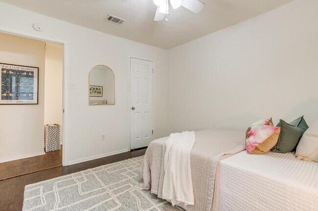 Building Photo - Charming 2-Bed Duplex in Heart of Fort Worth!