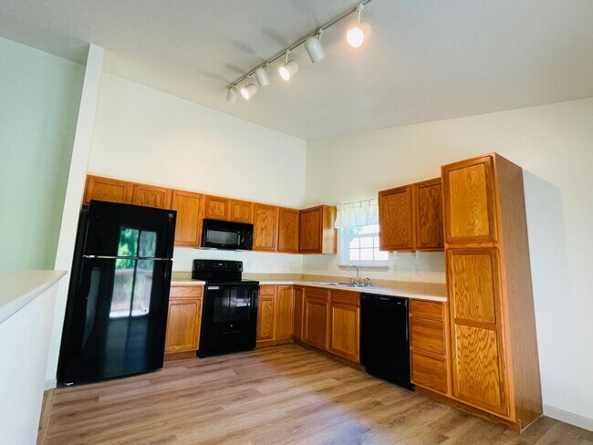 Building Photo - Great 3 Bed 2 Bath House with Garage!!