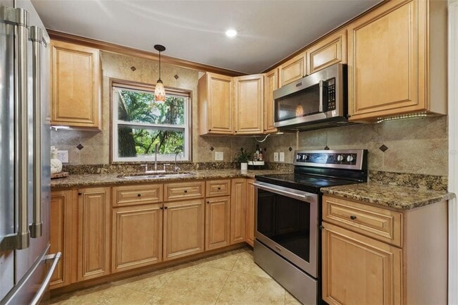 Building Photo - 4926 Camellia Way S