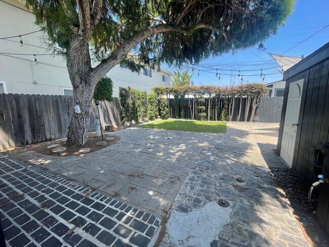 Building Photo - Beautiful 2 Bedroom Home with Large Yard
