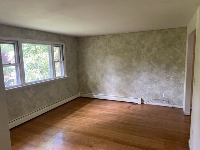 Building Photo - 730 Lonely Cottage Rd