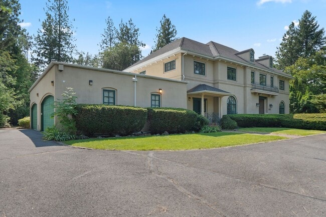 Building Photo - "Experience Luxury Living: Expansive 4-Bedroom Retreat Estate with Scenic Views and Elegant Finis...