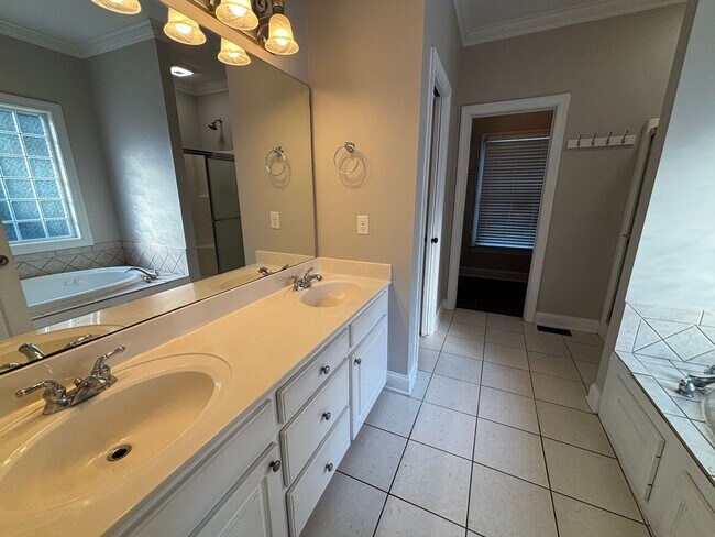 Building Photo - 522 Saint Helene Ct