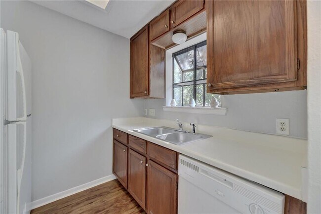 Building Photo - 711 W 21st St