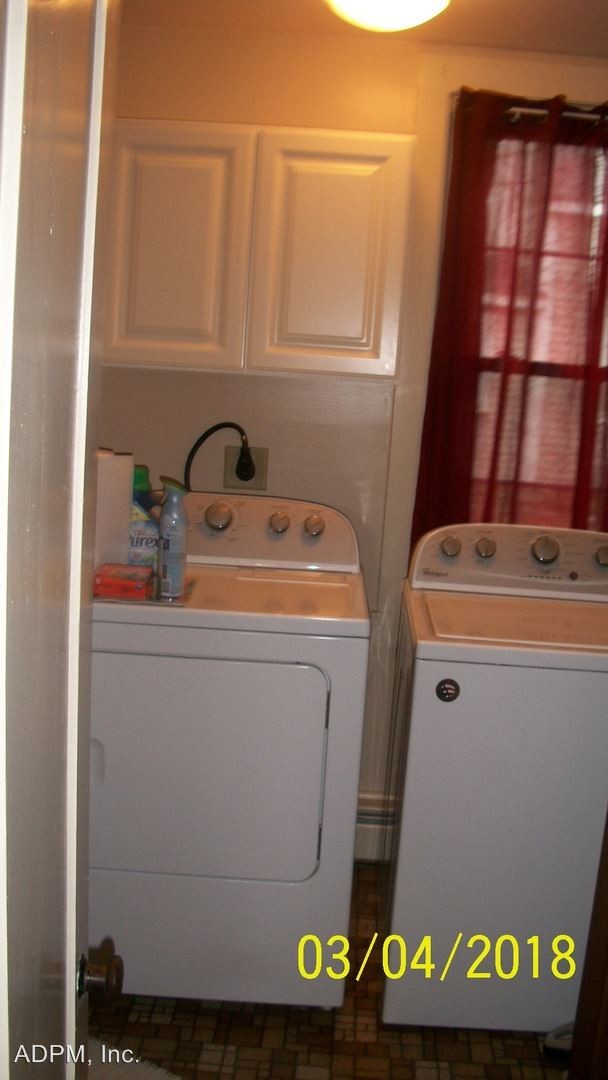 Building Photo - 2 br, 1.5 bath House - 234 Main St. #1