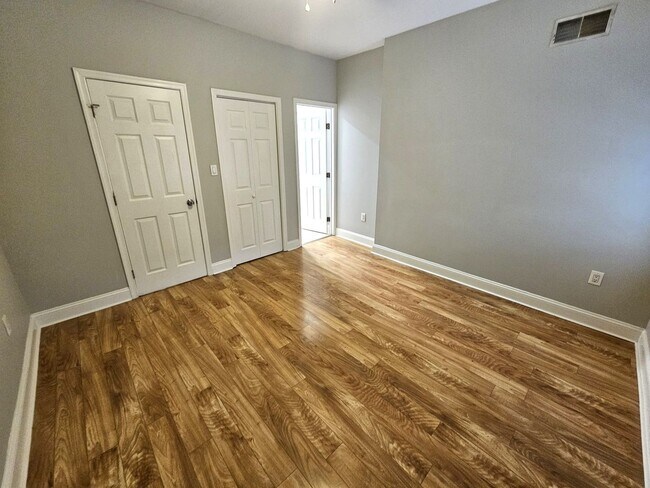 Building Photo - 2 Bedroom recently renovated Belmont Neigh...