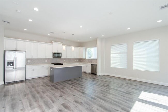 Building Photo - 3344 Pinemont Dr
