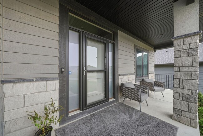 Building Photo - Awesome 4 Bedroom LIKE NEW!