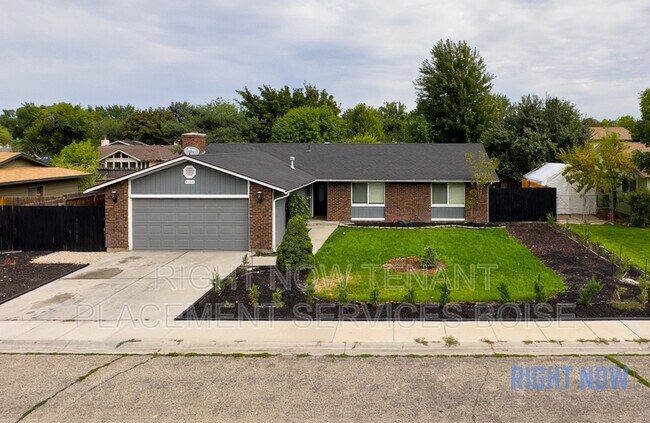 Primary Photo - 11156 W Gunsmoke St