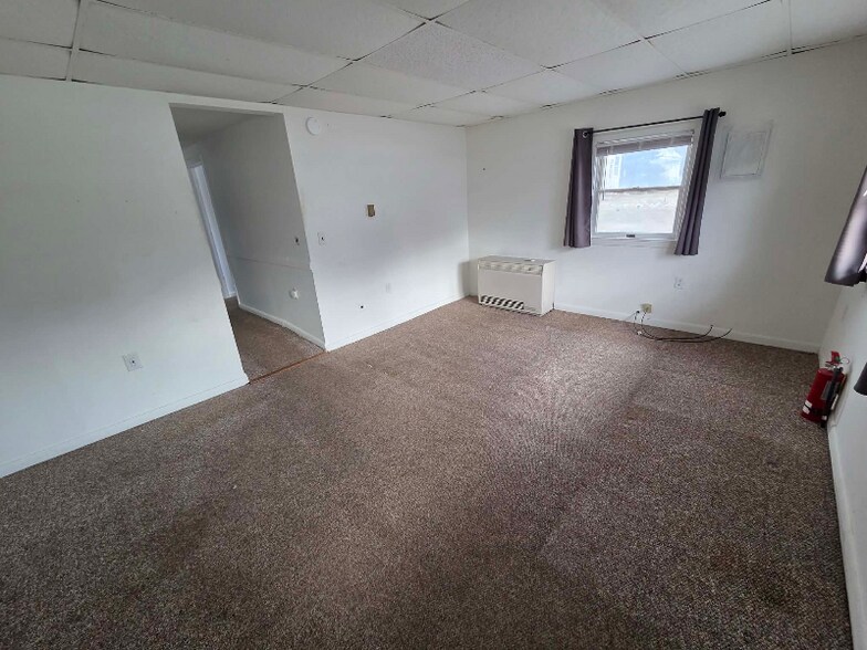 Building Photo - 304 US-2