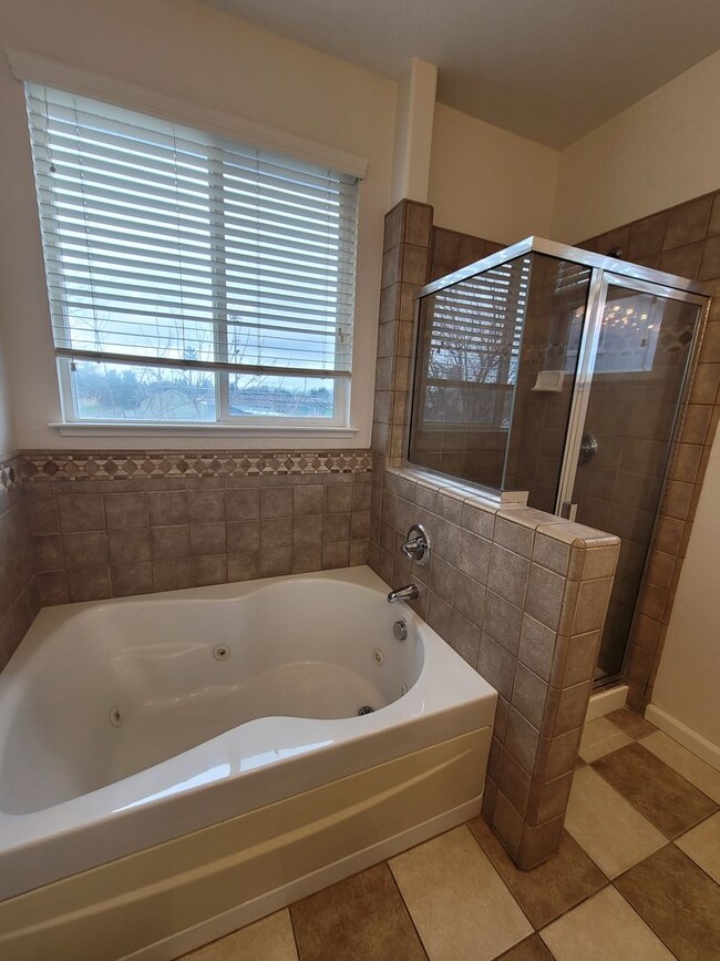 Building Photo - Beautiful 4-Bedroom Brentwood Home on Corn...