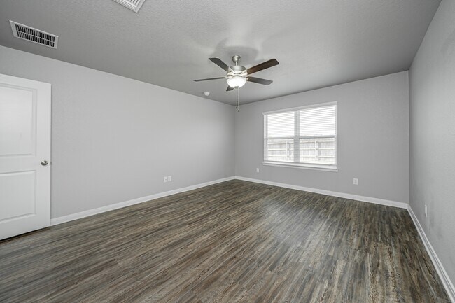 Building Photo - 536 Fallbrook Dr
