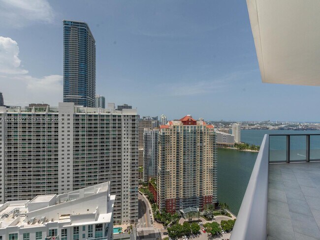 Building Photo - 1300 Brickell Bay Dr