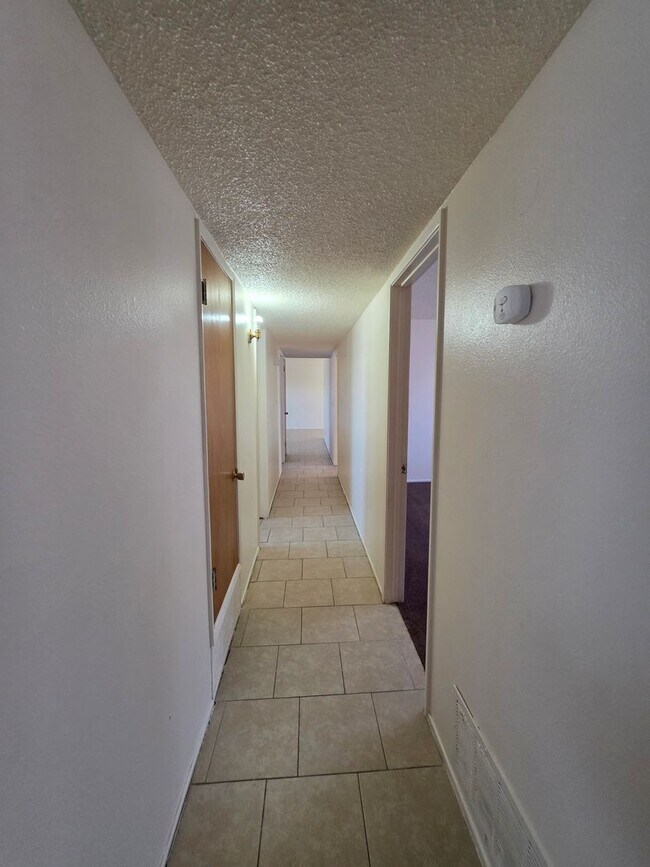 Building Photo - Spacious Home!!