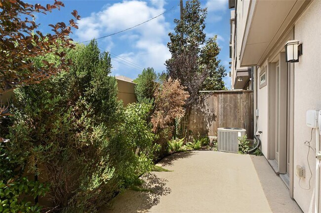 Building Photo - 1211 Edwinstowe Trl