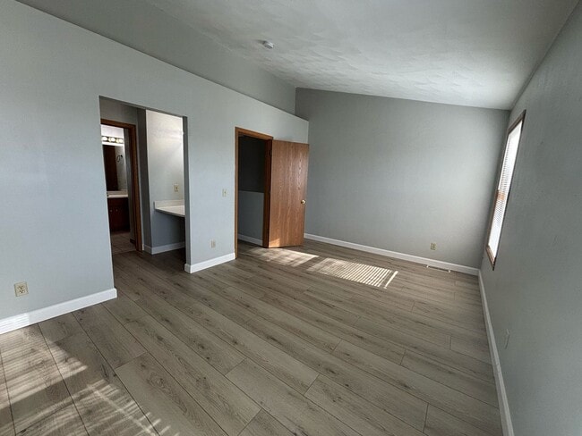 Building Photo - 2 Bedroom 1.5 Bath Spacious Townhome