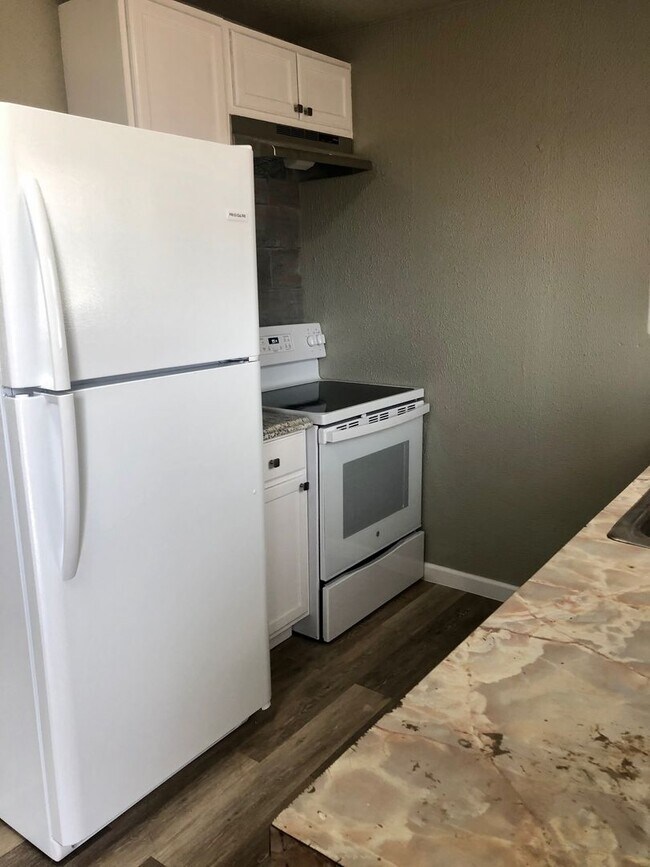 Building Photo - Fully Updated 1/1 Home