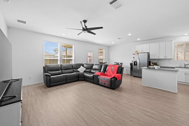 Building Photo - 334 Paso Fino Dr