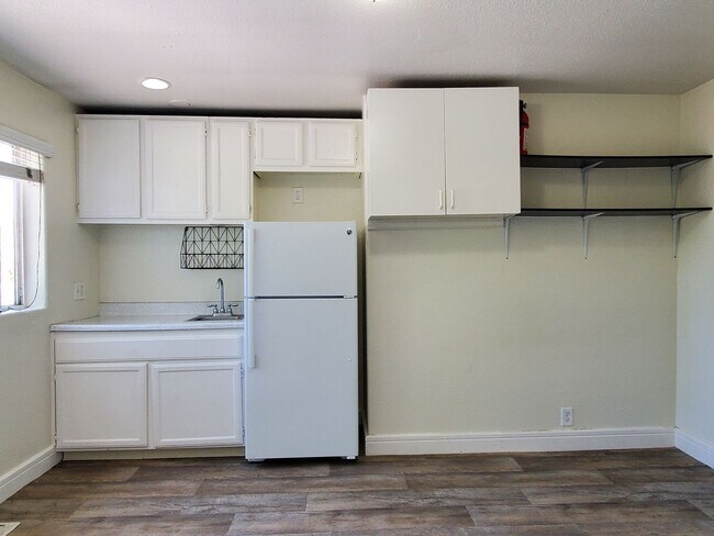 Building Photo - Spacious Upstairs Studio, Fresh Paint, Wood Laminated Flooring, Utilities Included!