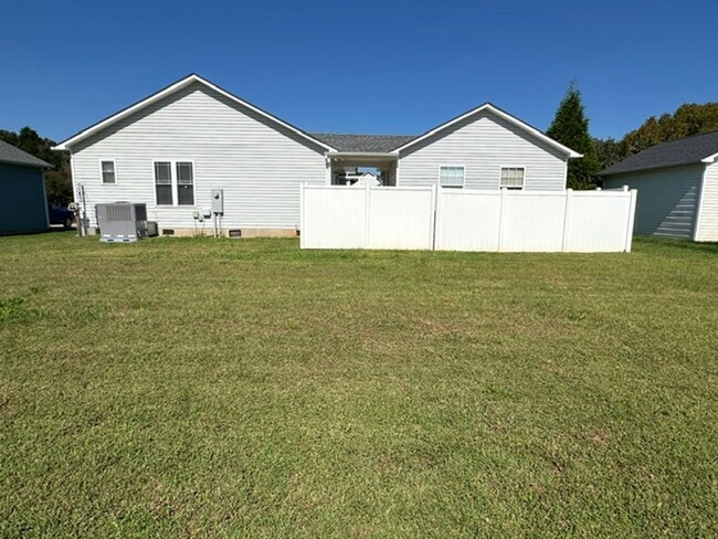 Building Photo - Three Bedroom Ranch Home