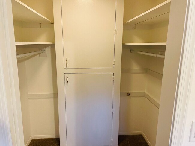 Building Photo - Village of Oak Creek