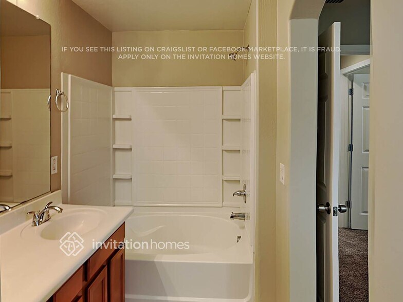 Building Photo - 4610 E Laurel Ct