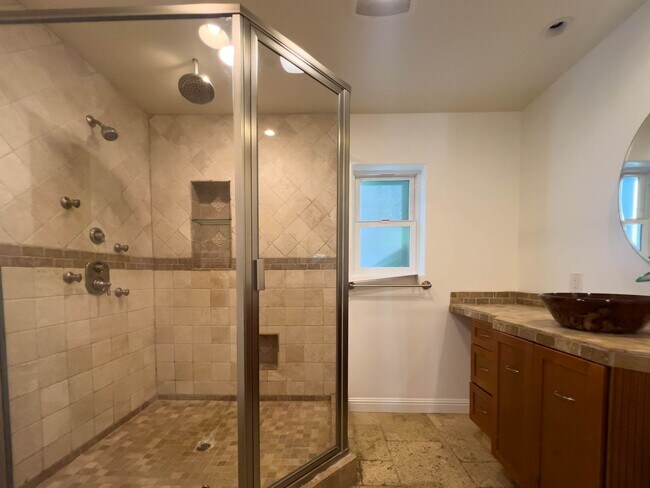 Building Photo - 15424 Camarillo St