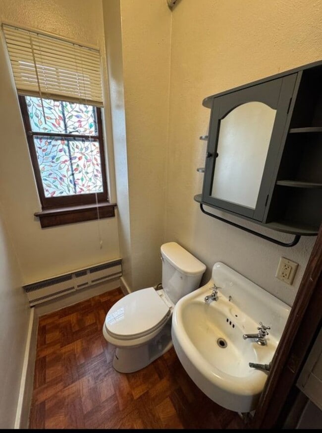 Building Photo - 1 bedroom/ 1 bath Upstairs Apartment