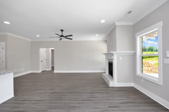 Building Photo - 4 Bedroom, 2 Bath