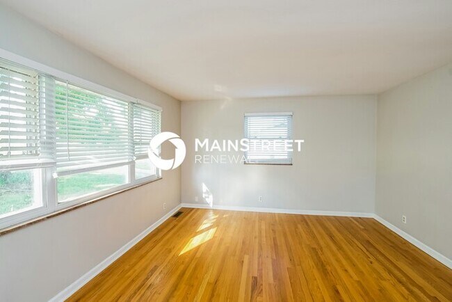 Building Photo - 3 Bedroom Pet-Friendly Home in KNOXVILLE, TN with Main Street Renewal