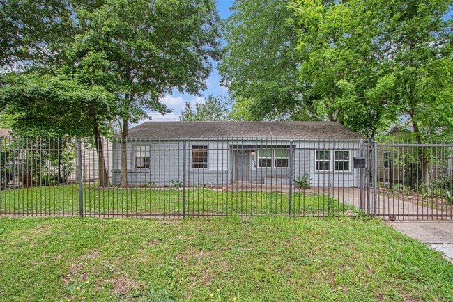 Building Photo - 9414 Rosehaven Dr