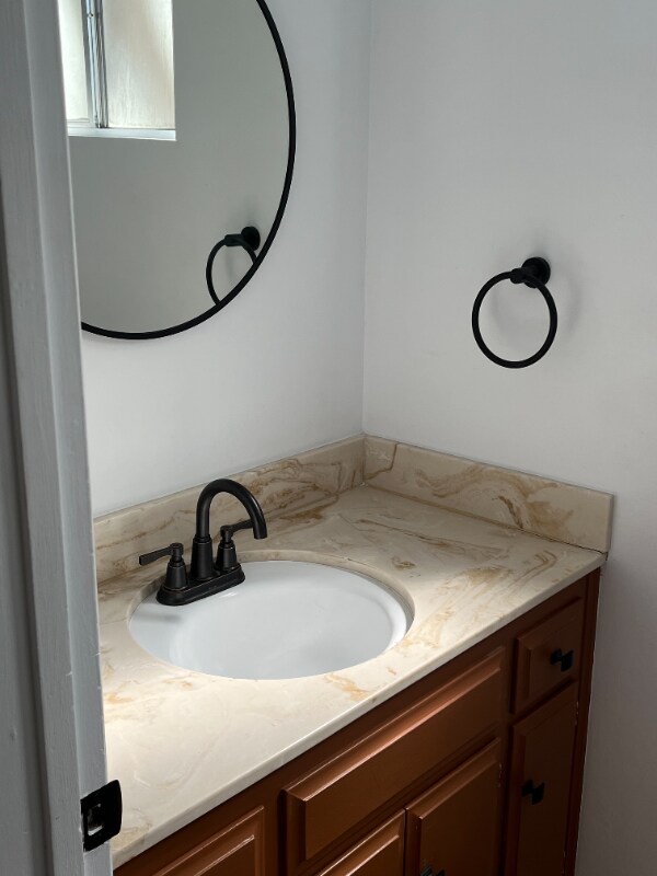 Building Photo - 675 E Victoria Ct