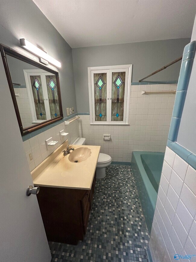 Building Photo - 4103 Lakeview Dr NW