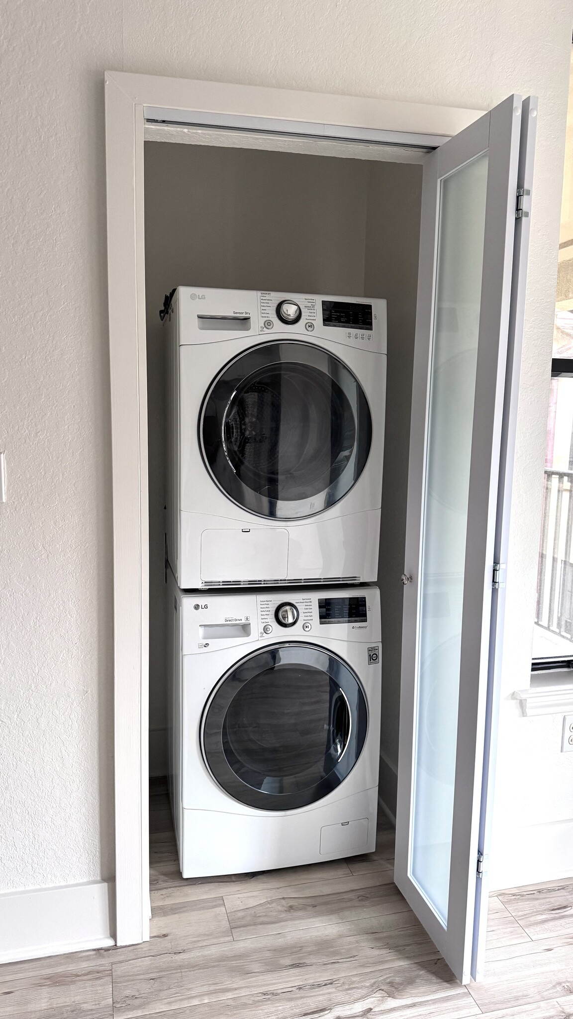 Building Photo - 911 N Orange Ave