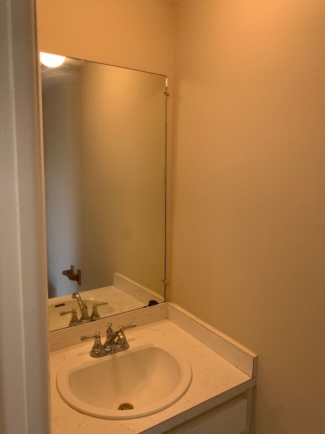 Building Photo - 2 Bedroom 1.5 Bath 2 Story Townhouse