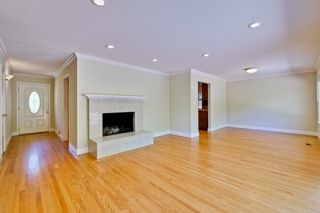 Building Photo - Spacious Home l Massive 12,525 Sq Ft Lot l...