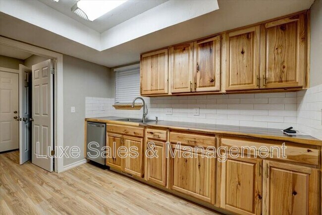 Building Photo - 1707 N Gleason Ave