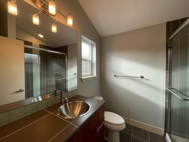 Building Photo - Modern Green Lake Townhome on Quiet Street!