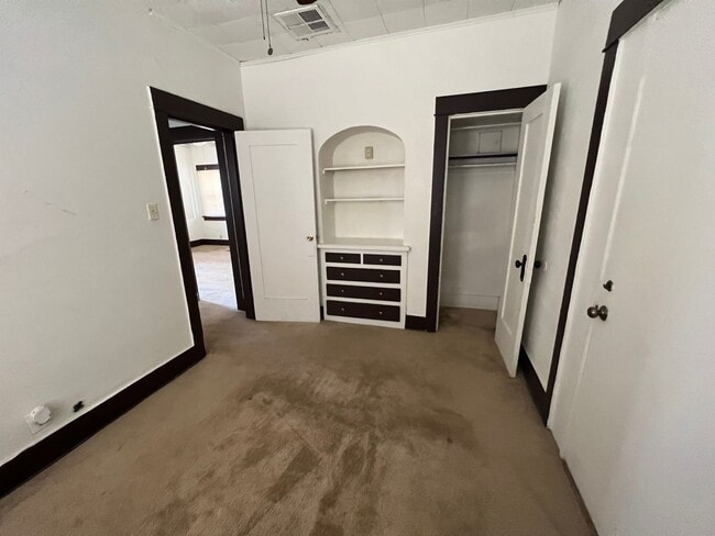 Building Photo - 1516 E 8th St