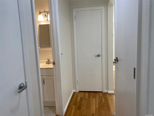 Building Photo - 46 Roosevelt Ave