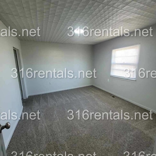Building Photo - $775 - 2 bed 1 bath - Single Family Home