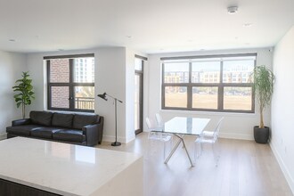 Building Photo - 737 Swann Ave